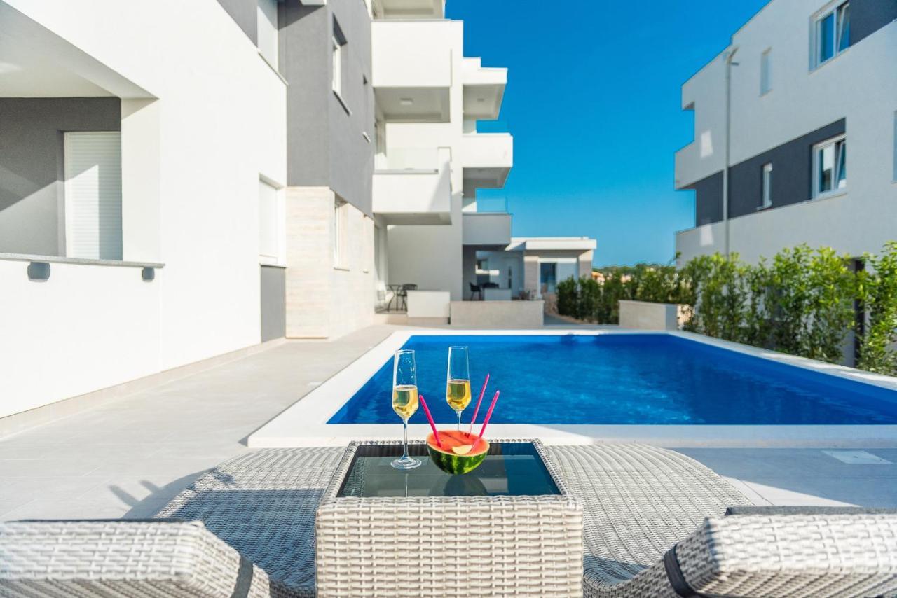 Apartments & Rooms Pool Villas Maris 诺瓦利娅 外观 照片