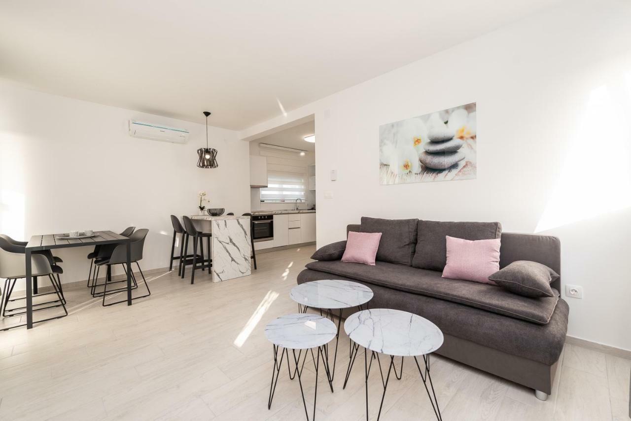 Apartments & Rooms Pool Villas Maris 诺瓦利娅 外观 照片